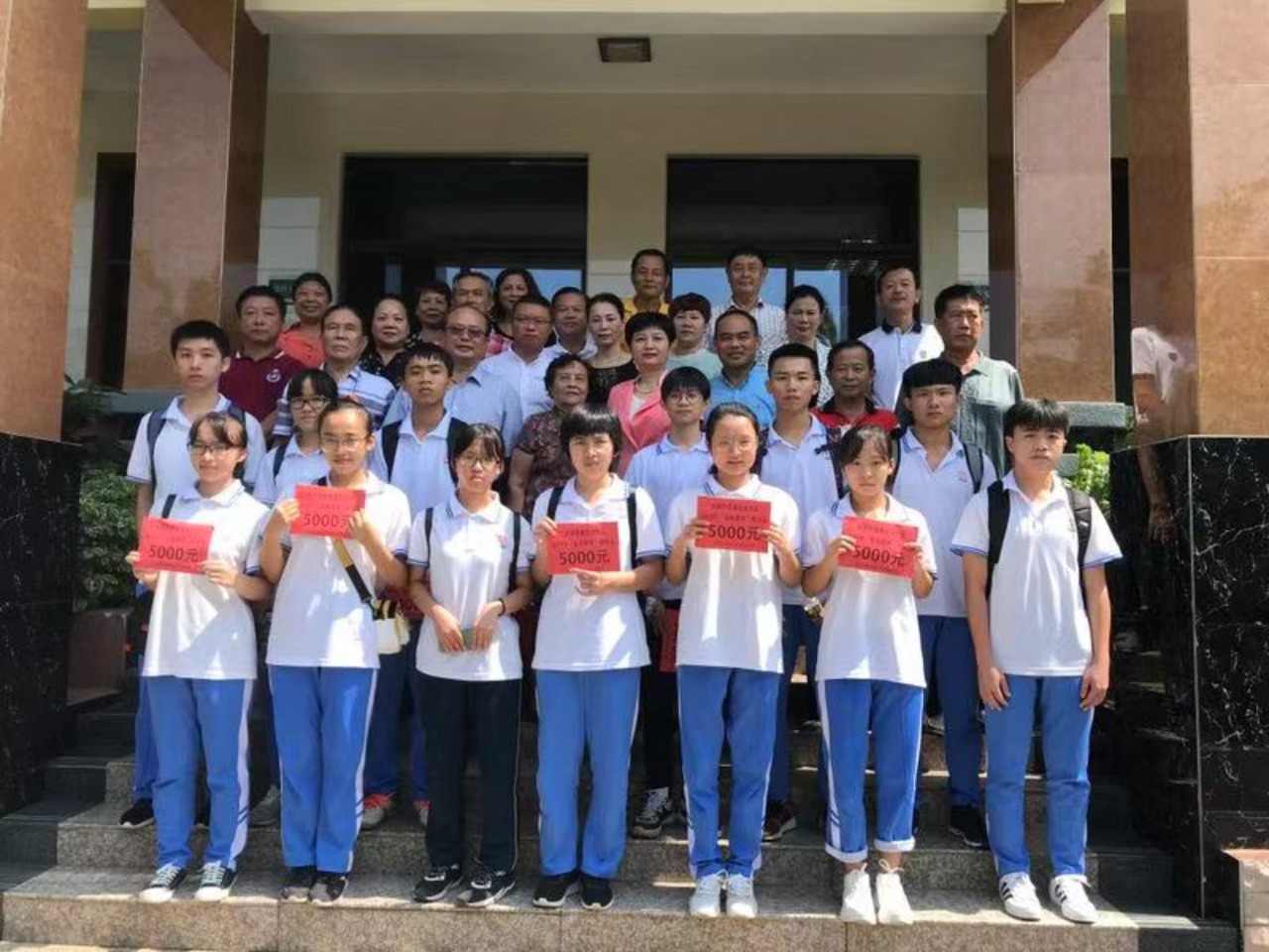 助力困难学子圆大学梦